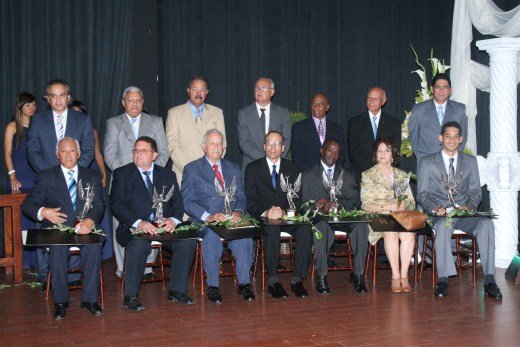 Sentados los inmortalizados de izquierda a derecha, Papa Molina (Música); José Luis Sánchez representó a su padre fallecido José Sánchez (Volibol), Fabio Fiallo (Beisbol), Eduardo Julia sobrino de Julio Jaime Julia (Literatura), Ángel Félix (Levantamiento de Pesas); Milagros Brito Jaqués, hija de Catalinita Jaqués fallecida exaltada en (Canto) y Dámaso Alejandro García Benoit represento a su padre Dámaso García (Beisbol).